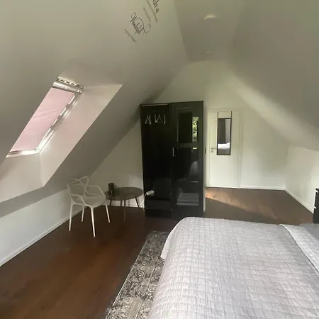 Ruhiges Im Schoenen Kaiserswerth Дюссельдорф